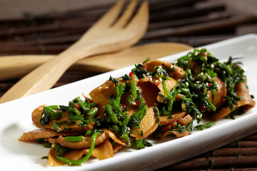 无人,横图,俯视,室内,特写,白天,烹饪,中餐,餐桌,桌子,蔬菜,餐具,一堆,许多,堆叠,堆积,竹制,朦胧,模糊,新鲜,木制,叉子,碟子,盘,勺子,陶瓷,料理,食品,陶瓷制品,很多,冷盘,菜肴,美食,食物,白色,盘子,木制品,垫子,调羹,碟,汤匙,中式,冷菜,凉菜,佳肴,有机食品,绿色食品,餐台,中华料理,堆,竹制品,餐叉,进餐用具,彩图,高角度拍摄,shjb1