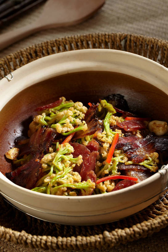 无人,交叉,竖图,俯视,室内,特写,白天,烹饪,中餐,餐桌,桌子,竹子,蔬菜,一堆,许多,堆叠,堆积,竹制,朦胧,模糊,新鲜,编织,篮子,陶瓷,花菜,花椰菜,调味,肉,香料,佐料,料理,食品,陶瓷制品,很多,猪肉,腊肉,菜肴,美食,肉类,菜花,食物,一个,白色,容器,竹篮,碗,中式,佳肴,有机食品,绿色食品,单个,餐台,中华料理,储藏,竹条,堆,椰菜花,交织,配料,竹制品,储存,肉食,豚肉,作料,穿插,彩图,高角度拍摄,贮存,shjb1,炒腊肉