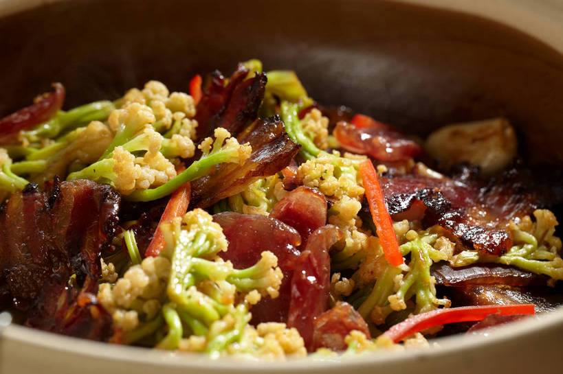 无人,横图,俯视,室内,特写,白天,烹饪,中餐,餐桌,桌子,蔬菜,一堆,许多,堆叠,堆积,朦胧,模糊,新鲜,陶瓷,花菜,花椰菜,调味,肉,香料,佐料,料理,食品,陶瓷制品,很多,猪肉,腊肉,菜肴,美食,肉类,菜花,食物,一个,白色,容器,碗,中式,佳肴,有机食品,绿色食品,单个,餐台,中华料理,储藏,堆,椰菜花,配料,储存,肉食,豚肉,作料,彩图,高角度拍摄,贮存,shjb1,炒腊肉