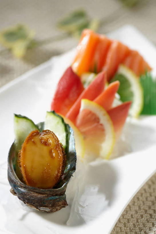 海鲜,拼盘,三文鱼,无人,竖图,俯视,室内,特写,白天,烹饪,餐桌,桌子,鲑鱼,柠檬,黄瓜,蔬菜,餐具,水果,阴影,新鲜,反射,鱼,布料,碟子,盘,影子,陶瓷,肉,生食,鱼肉,日本料理,料理,食品,果实,陶瓷制品,布纹,蔬果,水产,冷盘,菜肴,美食,肉类,鱼类,海洋生物,桌布,食物,一个,白色,盘子,餐巾,碟,台布,日式料理,日式,冷菜,凉菜,鲍鱼,佳肴,有机食品,绿色食品,单个,餐台,石决明,水生动物,海产品,水生物,肉食,海底动物,北极贝,鲑,鳆鱼,镜面鱼,明目鱼,三文鱼刺身,益母果,柠果,青瓜,胡瓜,餐桌布,彩图,高角度拍摄,刺身,shjb1,北极贝刺身,刺身拼盘