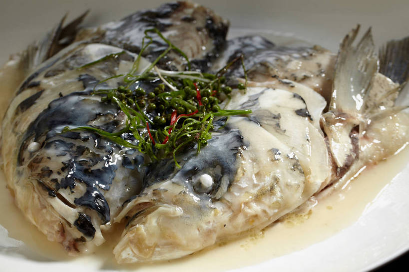 无人,横图,俯视,室内,特写,白天,烹饪,中餐,餐桌,桌子,餐具,碟子,盘,陶瓷,调味,肉,香料,鱼肉,佐料,料理,食品,陶瓷制品,鱼头,菜肴,美食,肉类,食物,一个,盘子,碟,中式,佳肴,单个,餐台,中华料理,配料,肉食,作料,彩图,高角度拍摄,shjb1,清蒸鱼头