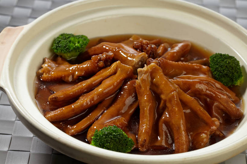 无人,横图,俯视,室内,特写,白天,烹饪,中餐,餐桌,桌子,蔬菜,一堆,许多,堆叠,堆积,朦胧,模糊,新鲜,布料,陶瓷,西兰花,调料,红烧,酱料,酱汁,佐料,料理,食品,陶瓷制品,调味品,很多,调味料,布纹,酱,菜肴,美食,桌布,食物,三个,一个,餐巾,容器,台布,碗,中式,佳肴,有机食品,绿色食品,单个,餐台,中华料理,储藏,堆,储存,凤爪,鸡爪,甘蓝花,红烧菜,餐桌布,彩图,高角度拍摄,鸡脚,绿菜花,绿花菜,青花菜,蔬菜皇冠,贮存,红烧鸡爪,shjb1