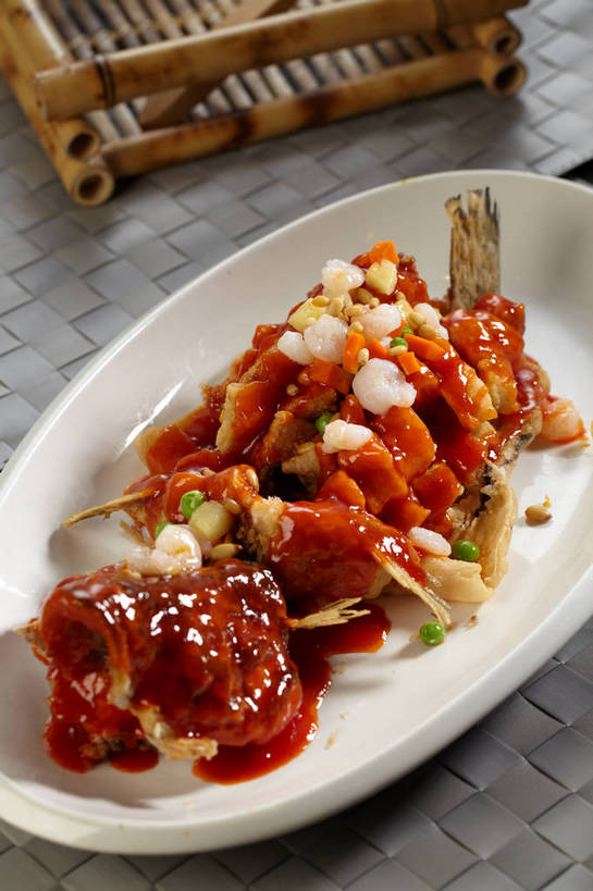 无人,竖图,俯视,室内,特写,白天,烹饪,中餐,餐桌,桌子,餐具,鱼,布料,碟子,盘,陶瓷,调料,酱料,酱汁,肉,虾仁,鱼肉,佐料,料理,食品,陶瓷制品,调味品,调味料,布纹,水产,酱,松子,松子仁,菜肴,美食,肉类,鱼类,桌布,食物,一个,白色,盘子,餐巾,碟,台布,中式,佳肴,单个,餐台,中华料理,虾肉,松仁,水生动物,水生物,肉食,桂鱼,松籽仁,鳜鱼,鳌花鱼,餐桌布,彩图,高角度拍摄,江苏菜,淡水生物,河鲜,松鼠桂鱼,苏菜,shjb1