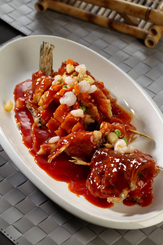 无人,竖图,俯视,室内,特写,白天,烹饪,中餐,餐桌,桌子,餐具,鱼,布料,碟子,盘,陶瓷,调料,酱料,酱汁,肉,虾仁,鱼肉,佐料,料理,食品,陶瓷制品,调味品,调味料,布纹,水产,酱,松子,松子仁,菜肴,美食,肉类,鱼类,桌布,食物,一个,白色,盘子,餐巾,碟,台布,中式,佳肴,单个,餐台,中华料理,虾肉,松仁,水生动物,水生物,肉食,桂鱼,松籽仁,鳜鱼,鳌花鱼,餐桌布,彩图,高角度拍摄,江苏菜,淡水生物,河鲜,松鼠桂鱼,苏菜,shjb1