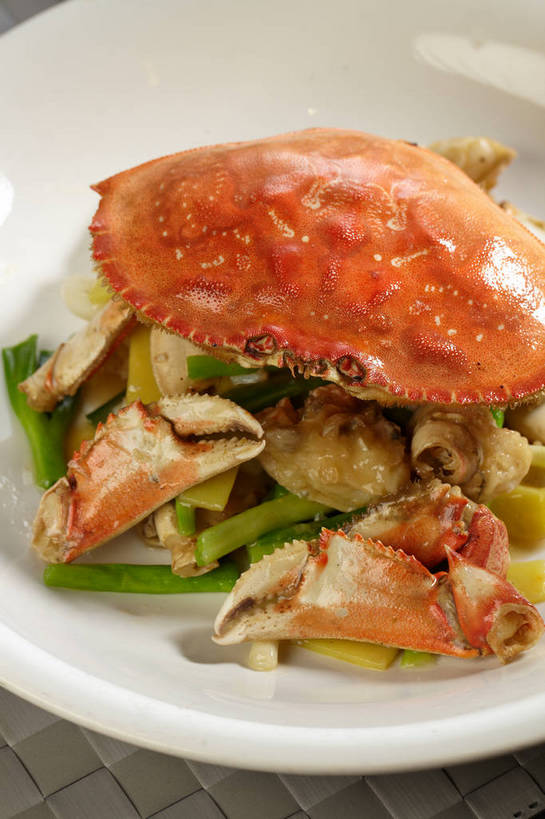 蟹,无人,竖图,俯视,室内,特写,白天,烹饪,中餐,餐桌,桌子,蔬菜,新鲜,螃蟹,陶瓷,葱,青葱,调味,香料,佐料,料理,食品,陶瓷制品,菜肴,美食,食物,一个,白色,容器,碗,中式,佳肴,有机食品,绿色食品,单个,餐台,中华料理,储藏,配料,储存,清蒸,作料,甲壳动物,彩图,高角度拍摄,贮存,清蒸菜,清蒸蟹,shjb1