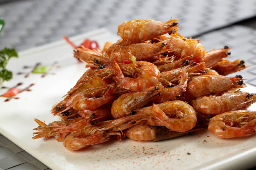 海鲜,无人,横图,俯视,室内,特写,白天,烹饪,中餐,餐桌,桌子,餐具,一堆,许多,堆叠,堆积,朦胧,模糊,布料,碟子,盘,陶瓷,调味,肉,虾,香料,佐料,料理,食品,陶瓷制品,很多,布纹,水产,菜肴,美食,肉类,海洋生物,桌布,食物,盘子,餐巾,碟,台布,中式,佳肴,餐台,中华料理,堆,虾肉,配料,水生动物,河虾,海产品,水生物,肉食,海底动物,作料,本帮菜,沪菜,上海菜,淡水虾,青虾,日本沼虾,餐桌布,彩图,高角度拍摄,shjb1,油爆虾