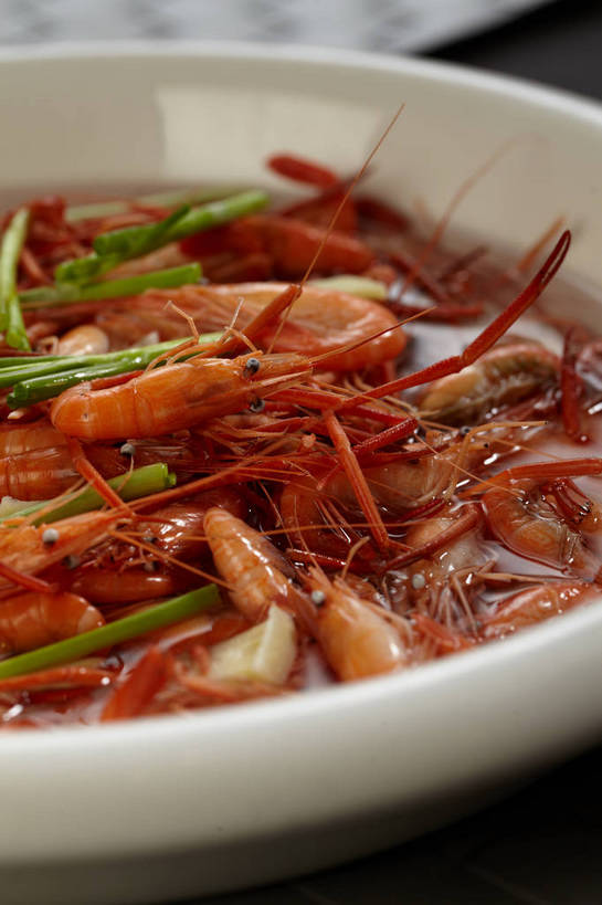 海鲜,无人,竖图,俯视,室内,特写,白天,烹饪,中餐,餐桌,桌子,蔬菜,一堆,许多,堆叠,堆积,朦胧,模糊,新鲜,陶瓷,葱,青葱,调味,虾,香料,佐料,料理,食品,陶瓷制品,很多,水产,菜肴,美食,海洋生物,食物,一个,白色,容器,碗,中式,佳肴,有机食品,绿色食品,单个,餐台,中华料理,储藏,堆,配料,储存,水生动物,海产品,水生物,海底动物,作料,彩图,高角度拍摄,江苏菜,贮存,苏菜,shjb1,盐水虾