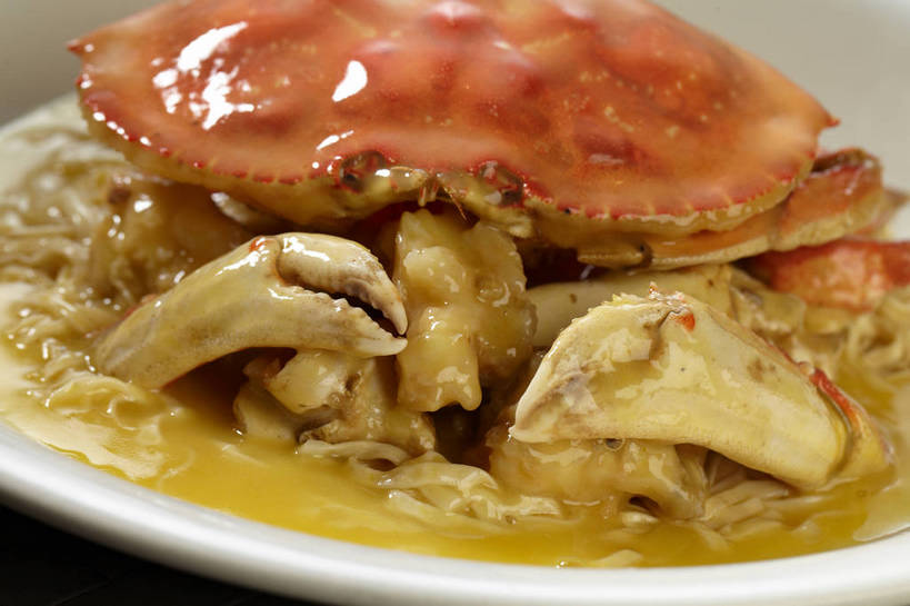 面食,面条,蟹,无人,横图,俯视,室内,特写,白天,烹饪,中餐,餐桌,桌子,朦胧,模糊,螃蟹,陶瓷,炒菜,面,肉,料理,食品,陶瓷制品,蟹肉,菜肴,美食,肉类,食物,一个,白色,容器,碗,中式,佳肴,单个,餐台,中华料理,储藏,储存,肉食,甲壳动物,彩图,高角度拍摄,贮存,shjb1,炒蟹