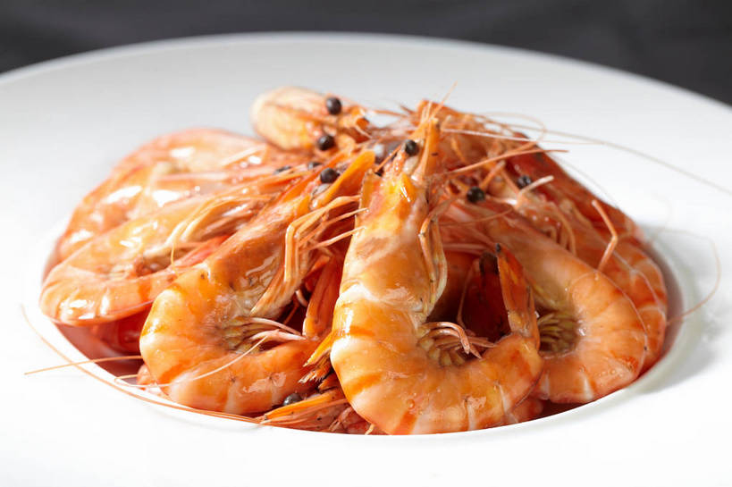 海鲜,无人,横图,俯视,室内,特写,白天,烹饪,中餐,餐桌,桌子,一堆,许多,堆叠,堆积,环绕,围绕,陶瓷,虾,料理,食品,陶瓷制品,很多,环抱,水产,菜肴,美食,海洋生物,食物,一个,白色,容器,碗,中式,佳肴,单个,餐台,中华料理,储藏,堆,储存,水生动物,海产品,水生物,海底动物,萦绕,彩图,高角度拍摄,贮存,shjb1,盐水虾