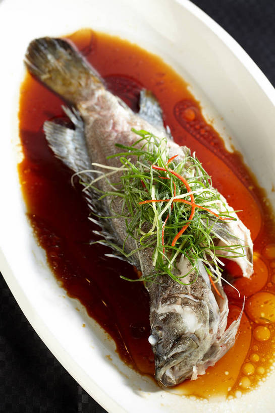 无人,竖图,俯视,室内,特写,白天,烹饪,中餐,餐桌,桌子,姜,一条,陶瓷,葱,青葱,调料,肉,香料,鱼肉,料理,食品,陶瓷制品,调味品,调味料,酱油,菜肴,美食,肉类,食物,一个,白色,容器,碗,中式,佳肴,单个,餐台,中华料理,储藏,储存,止咳,肉食,蒸菜,止痛,解毒,发汗,温肺,温胃,行气,止呕,百辣云,豉油,生姜,老姜,彩图,高角度拍摄,清蒸鱼,贮存,散寒,shjb1