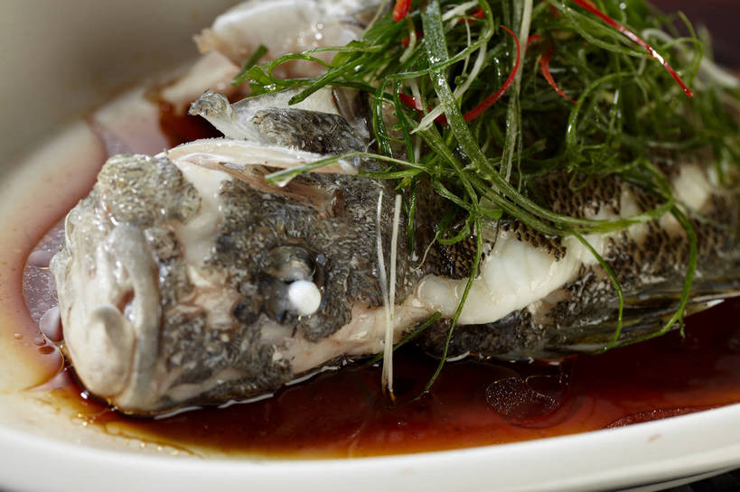 无人,横图,俯视,室内,特写,白天,烹饪,中餐,餐桌,桌子,姜,一条,陶瓷,葱,青葱,调料,肉,香料,鱼肉,料理,食品,陶瓷制品,调味品,调味料,酱油,菜肴,美食,肉类,食物,一个,白色,容器,碗,中式,佳肴,单个,餐台,中华料理,储藏,储存,止咳,肉食,蒸菜,止痛,解毒,发汗,温肺,温胃,行气,止呕,百辣云,豉油,生姜,老姜,彩图,高角度拍摄,清蒸鱼,贮存,散寒,shjb1