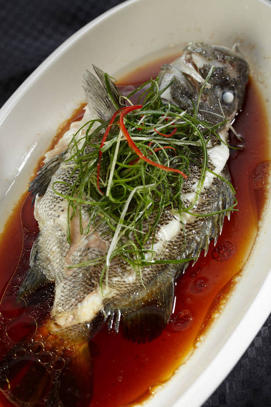 无人,竖图,俯视,室内,特写,白天,烹饪,中餐,餐桌,桌子,姜,一条,陶瓷,葱,青葱,调料,肉,香料,鱼肉,料理,食品,陶瓷制品,调味品,调味料,酱油,菜肴,美食,肉类,食物,一个,白色,容器,碗,中式,佳肴,单个,餐台,中华料理,储藏,储存,止咳,肉食,蒸菜,止痛,解毒,发汗,温肺,温胃,行气,止呕,百辣云,豉油,生姜,老姜,彩图,高角度拍摄,清蒸鱼,贮存,散寒,shjb1