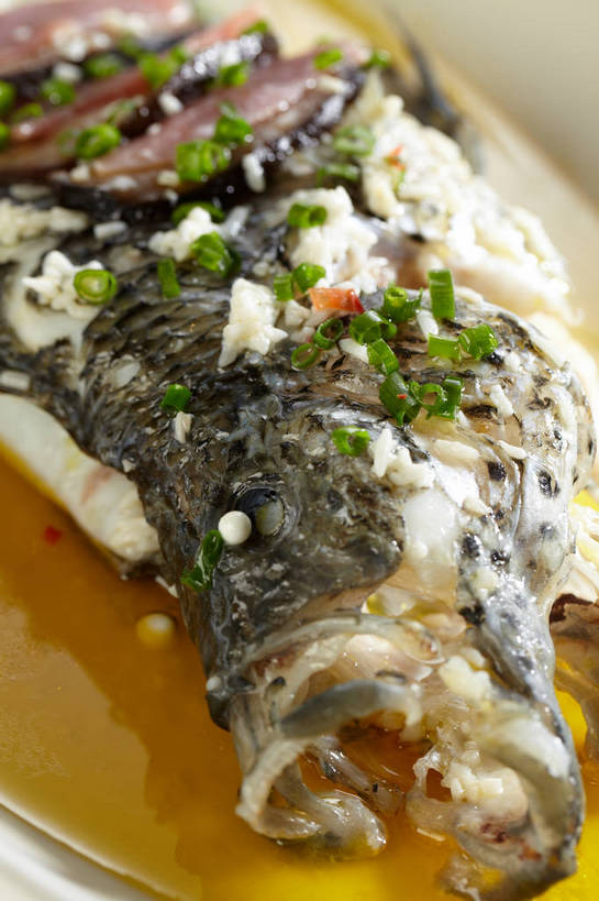 无人,竖图,俯视,室内,特写,白天,烹饪,中餐,餐桌,桌子,餐具,一条,朦胧,模糊,碟子,盘,陶瓷,葱,青葱,调味,肉,香料,鱼肉,佐料,料理,食品,陶瓷制品,菜肴,美食,肉类,食物,白色,盘子,碟,中式,佳肴,餐台,中华料理,配料,肉食,蒸菜,作料,彩图,高角度拍摄,清蒸鱼,shjb1