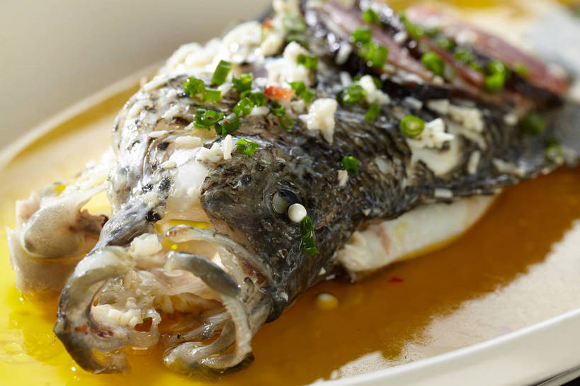 无人,横图,俯视,室内,特写,白天,烹饪,中餐,餐桌,桌子,餐具,一条,朦胧,模糊,碟子,盘,陶瓷,葱,青葱,调味,肉,香料,鱼肉,佐料,料理,食品,陶瓷制品,菜肴,美食,肉类,食物,白色,盘子,碟,中式,佳肴,餐台,中华料理,配料,肉食,蒸菜,作料,彩图,高角度拍摄,清蒸鱼,shjb1