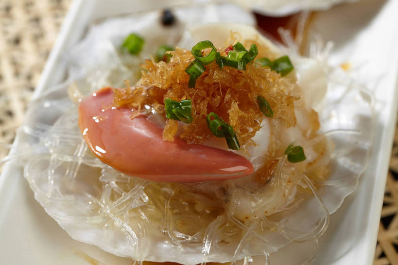 海鲜,面食,面条,无人,横图,俯视,室内,特写,白天,烹饪,中餐,餐桌,桌子,餐具,朦胧,模糊,布料,碟子,盘,陶瓷,葱,青葱,调味,面,香料,佐料,料理,食品,陶瓷制品,扇贝,布纹,粉丝,水产,菜肴,美食,海洋生物,桌布,食物,一个,白色,盘子,餐巾,碟,台布,中式,佳肴,单个,餐台,中华料理,配料,水生动物,海产品,水生物,海底动物,作料,冬粉,餐桌布,彩图,高角度拍摄,shjb1,粉丝扇贝