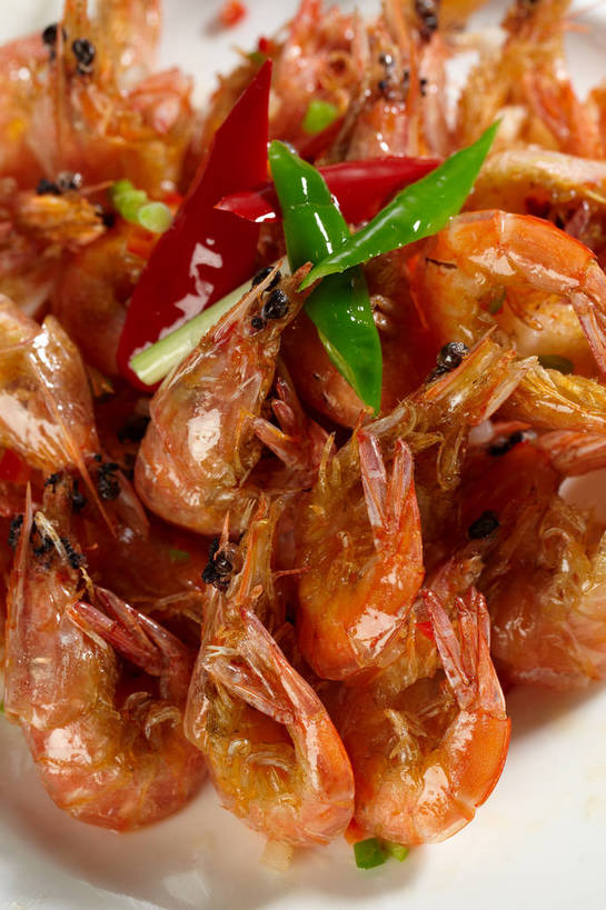 海鲜,无人,竖图,俯视,室内,特写,白天,烹饪,中餐,餐桌,桌子,辣椒,蔬菜,餐具,一堆,许多,堆叠,堆积,朦胧,模糊,新鲜,碟子,盘,陶瓷,肉,虾,料理,食品,陶瓷制品,很多,水产,菜肴,美食,肉类,海洋生物,食物,一个,白色,盘子,碟,中式,佳肴,有机食品,绿色食品,单个,餐台,中华料理,堆,虾肉,水生动物,河虾,海产品,水生物,肉食,海底动物,辣角,红海椒,大椒,辣虎,广椒,本帮菜,沪菜,上海菜,淡水虾,青虾,日本沼虾,辣子,红辣椒,海椒,番椒,彩图,高角度拍摄,shjb1,油爆虾