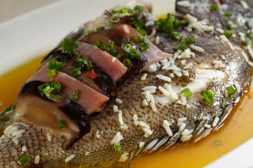 无人,横图,俯视,室内,特写,白天,烹饪,中餐,餐桌,桌子,蔬菜,餐具,一条,新鲜,碟子,盘,陶瓷,菌菇,香菇,肉,鱼肉,料理,食品,陶瓷制品,菌类,火腿,猪肉,菜肴,美食,肉类,食物,腌制,盘子,碟,中式,食用菌,佳肴,有机食品,绿色食品,餐台,中华料理,真菌,肉食,蒸菜,豚肉,椎茸,熏制,火肉,兰熏,猪腿,彩图,高角度拍摄,清蒸鱼,平庄菇,香菌,香蕈,shjb1