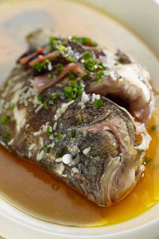 无人,竖图,俯视,室内,特写,白天,烹饪,中餐,餐桌,桌子,蔬菜,餐具,一条,新鲜,碟子,盘,陶瓷,菌菇,香菇,肉,鱼肉,料理,食品,陶瓷制品,菌类,火腿,猪肉,菜肴,美食,肉类,食物,腌制,盘子,碟,中式,食用菌,佳肴,有机食品,绿色食品,餐台,中华料理,真菌,肉食,蒸菜,豚肉,椎茸,熏制,火肉,兰熏,猪腿,彩图,高角度拍摄,清蒸鱼,平庄菇,香菌,香蕈,shjb1