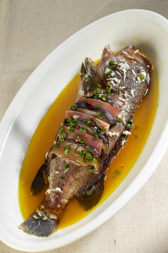 无人,竖图,俯视,室内,特写,白天,烹饪,中餐,餐桌,桌子,蔬菜,餐具,一条,新鲜,碟子,盘,陶瓷,菌菇,香菇,肉,鱼肉,料理,食品,陶瓷制品,菌类,火腿,猪肉,菜肴,美食,肉类,食物,腌制,盘子,碟,中式,食用菌,佳肴,有机食品,绿色食品,餐台,中华料理,真菌,肉食,蒸菜,豚肉,椎茸,熏制,火肉,兰熏,猪腿,彩图,高角度拍摄,清蒸鱼,平庄菇,香菌,香蕈,shjb1