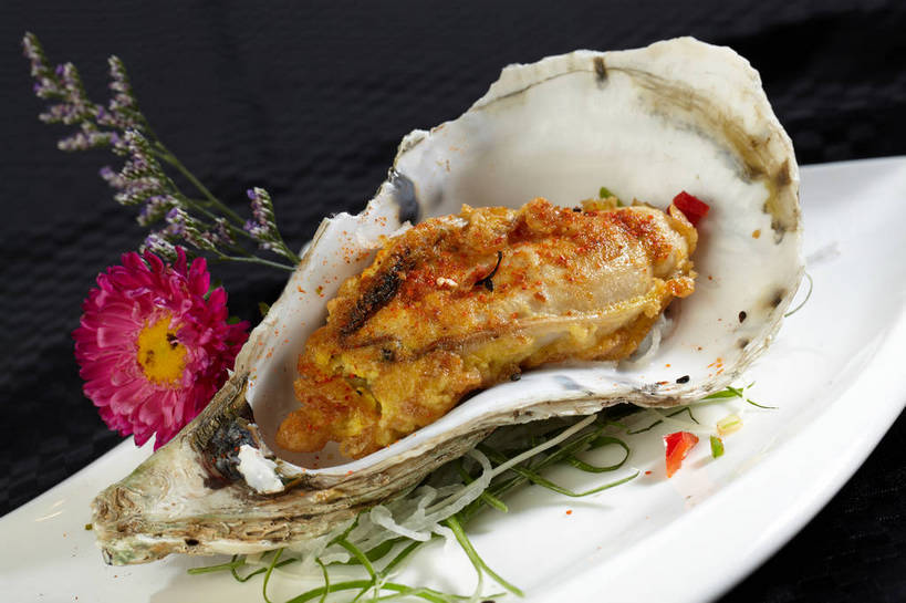 海鲜,无人,横图,俯视,室内,特写,白天,烹饪,烧烤,餐桌,桌子,餐具,灰色背景,盛开,碟子,盘,陶瓷,调味,香料,佐料,料理,食品,陶瓷制品,牡蛎,烤牡蛎,花蕾,水产,菜肴,美食,海洋生物,花,花瓣,花朵,鲜花,食物,一朵,一个,粉色,白色,盘子,碟,花苞,花蕊,摄影,佳肴,影棚,单个,餐台,生蚝,配料,摄影棚,水生动物,海产品,水生物,海底动物,作料,彩图,高角度拍摄,影棚拍摄,拍摄,shjb1