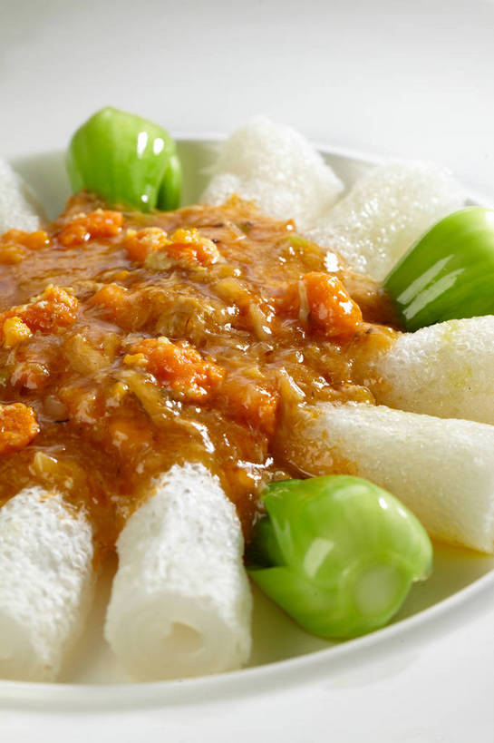 内脏,无人,竖图,俯视,室内,特写,白天,烹饪,中餐,餐桌,桌子,蔬菜,餐具,新鲜,碟子,盘,陶瓷,青菜,肉,料理,食品,陶瓷制品,蟹肉,猪肉,菜肴,美食,肉类,食物,白色,盘子,碟,中式,佳肴,有机食品,绿色食品,餐台,中华料理,肉皮,小白菜,肉食,蟹黄,豚肉,不结球白菜,猪肉皮,彩图,高角度拍摄,shjb1,蟹黄扒竹荪