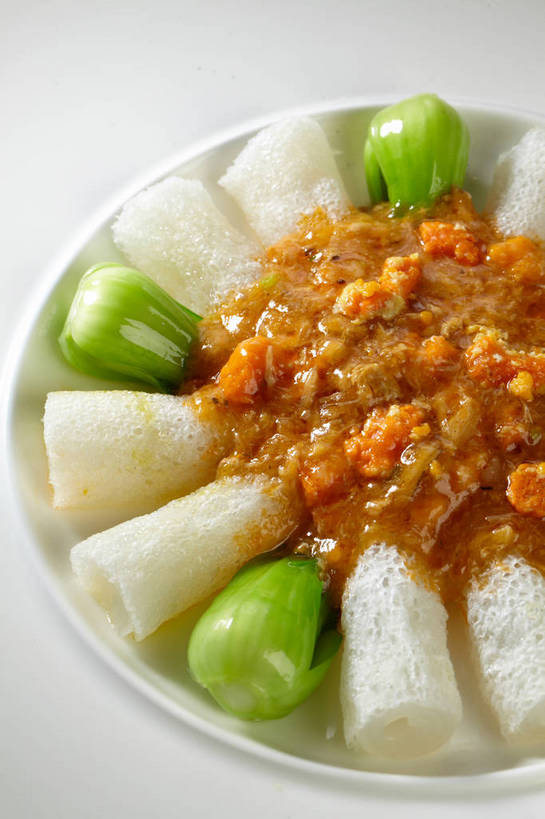 内脏,无人,竖图,俯视,室内,特写,白天,烹饪,中餐,餐桌,桌子,蔬菜,餐具,新鲜,碟子,盘,陶瓷,青菜,肉,料理,食品,陶瓷制品,蟹肉,猪肉,菜肴,美食,肉类,食物,白色,盘子,碟,中式,佳肴,有机食品,绿色食品,餐台,中华料理,肉皮,小白菜,肉食,蟹黄,豚肉,不结球白菜,猪肉皮,彩图,高角度拍摄,shjb1,蟹黄扒竹荪