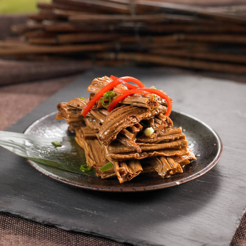 无人,横图,俯视,室内,特写,白天,烹饪,中餐,餐桌,桌子,辣椒,蔬菜,餐具,叶子,一堆,许多,阴影,堆叠,堆积,新鲜,装饰,反射,布料,碟子,盘,影子,陶瓷,葱,青葱,调料,红烧,酱料,酱汁,佐料,料理,食品,绿叶,陶瓷制品,调味品,很多,调味料,布纹,豆腐皮,酱,冷盘,菜肴,美食,桌布,食物,盘子,餐巾,碟,台布,中式,嫩叶,冷菜,凉菜,佳肴,有机食品,绿色食品,餐台,中华料理,堆,华丽,修饰,点缀,腐竹,彩椒,辣角,红海椒,大椒,辣虎,广椒,衬托,美观,雅致,雅观,豆腐衣,油皮,叶,叶片,甜椒,柿子椒,辣子,海椒,番椒,灯笼椒,餐桌布,彩图,高角度拍摄,凉拌腐竹,shjb1