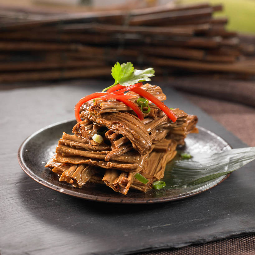 无人,横图,俯视,室内,特写,白天,烹饪,中餐,餐桌,桌子,辣椒,蔬菜,餐具,叶子,一堆,许多,阴影,堆叠,堆积,新鲜,装饰,反射,布料,碟子,盘,影子,陶瓷,葱,青葱,调料,红烧,酱料,酱汁,佐料,料理,食品,绿叶,陶瓷制品,调味品,很多,调味料,布纹,豆腐皮,酱,冷盘,菜肴,美食,桌布,食物,盘子,餐巾,碟,台布,中式,嫩叶,冷菜,凉菜,佳肴,有机食品,绿色食品,餐台,中华料理,堆,华丽,修饰,点缀,腐竹,彩椒,辣角,红海椒,大椒,辣虎,广椒,衬托,美观,雅致,雅观,豆腐衣,油皮,叶,叶片,甜椒,柿子椒,辣子,海椒,番椒,灯笼椒,餐桌布,彩图,高角度拍摄,凉拌腐竹,shjb1