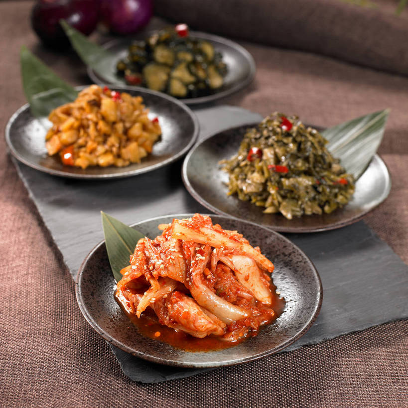 泡菜,无人,横图,俯视,室内,特写,白天,烹饪,中餐,餐桌,桌子,萝卜,黄瓜,蔬菜,洋葱,餐具,叶子,一堆,许多,阴影,堆叠,堆积,朦胧,模糊,新鲜,反射,碟子,盘,影子,陶瓷,大白菜,调料,酱料,酱汁,佐料,料理,食品,绿叶,陶瓷制品,调味品,很多,韩式,调味料,白菜,酱,辣酱,雪菜,菜肴,美食,食物,腌制,盘子,碟,四个,中式,嫩叶,佳肴,有机食品,绿色食品,餐台,中华料理,堆,辣椒酱,玉葱,韩国料理,萝卜干,韩国菜,韩式料理,酸黄瓜,腌渍,韩国泡菜,结球白菜,雪里红,胶菜,荷兰葱,叶,叶片,圆葱,洋葱头,球葱,青瓜,莱菔,胡瓜,葱头,彩图,高角度拍摄,清脆,爽口,雪里蕻,黄芽白,shjb1