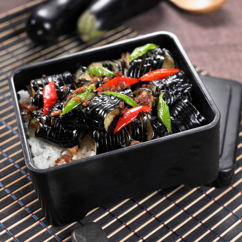 米饭,无人,横图,俯视,室内,特写,白天,烹饪,中餐,餐桌,桌子,茄子,蔬菜,一把,一堆,许多,堆叠,堆积,竹制,新鲜,木制,勺子,陶瓷,肉,料理,食品,陶瓷制品,饭,很多,肉糜,肉末,菜肴,美食,肉类,食物,木制品,容器,垫子,调羹,汤匙,碗,中式,佳肴,有机食品,绿色食品,餐台,中华料理,储藏,堆,五谷,竹制品,储存,肉食,盖浇饭,落苏,酪酥,昆仑瓜,矮瓜,彩图,高角度拍摄,贮存,shjb1,肉末烧茄子盖饭