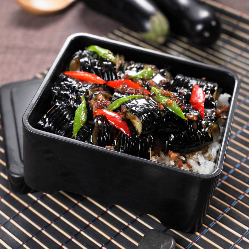 米饭,无人,横图,俯视,室内,特写,白天,烹饪,中餐,餐桌,桌子,茄子,蔬菜,一把,一堆,许多,堆叠,堆积,竹制,新鲜,木制,勺子,陶瓷,肉,料理,食品,陶瓷制品,饭,很多,肉糜,肉末,菜肴,美食,肉类,食物,木制品,容器,垫子,调羹,汤匙,碗,中式,佳肴,有机食品,绿色食品,餐台,中华料理,储藏,堆,五谷,竹制品,储存,肉食,盖浇饭,落苏,酪酥,昆仑瓜,矮瓜,彩图,高角度拍摄,贮存,shjb1,肉末烧茄子盖饭