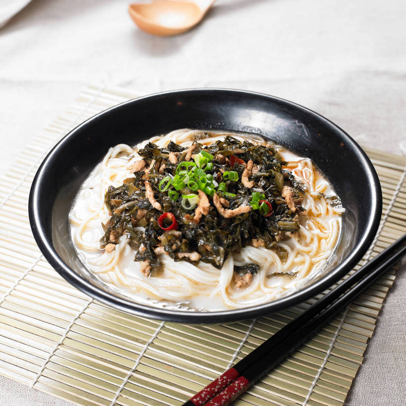 面食,面条,无人,横图,俯视,室内,特写,白天,烹饪,中餐,餐桌,筷子,桌子,餐具,一把,一堆,一双,许多,阴影,堆叠,堆积,竹制,反射,木制,布料,影子,勺子,陶瓷,葱,青葱,调味,面,肉,香料,佐料,料理,食品,陶瓷制品,很多,布纹,文化,传统,猪肉,雪菜肉丝面,雪菜,菜肴,美食,肉类,桌布,食物,一个,餐巾,木制品,容器,垫子,调羹,台布,汤匙,碗,中式,佳肴,单个,餐台,中华料理,储藏,堆,礼节,配料,竹制品,储存,礼仪,肉食,豚肉,作料,雪里红,进餐用具,餐桌布,彩图,高角度拍摄,雪里蕻,贮存,shjb1