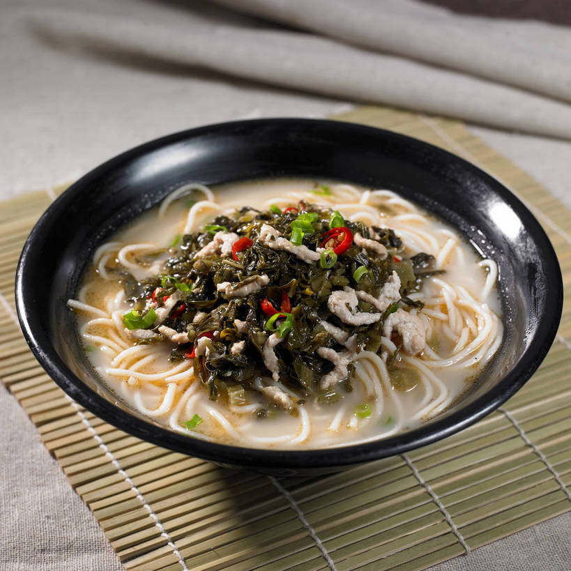 面食,面条,无人,横图,俯视,室内,特写,白天,烹饪,中餐,餐桌,桌子,辣椒,一堆,许多,堆叠,堆积,竹制,布料,陶瓷,面,肉,料理,食品,陶瓷制品,很多,布纹,猪肉,雪菜肉丝面,雪菜,菜肴,美食,肉类,桌布,食物,一个,黑色,餐巾,容器,垫子,台布,碗,中式,佳肴,单个,餐台,中华料理,储藏,堆,竹制品,储存,肉食,辣角,红海椒,大椒,辣虎,广椒,豚肉,雪里红,辣子,红辣椒,海椒,番椒,餐桌布,彩图,高角度拍摄,雪里蕻,贮存,shjb1