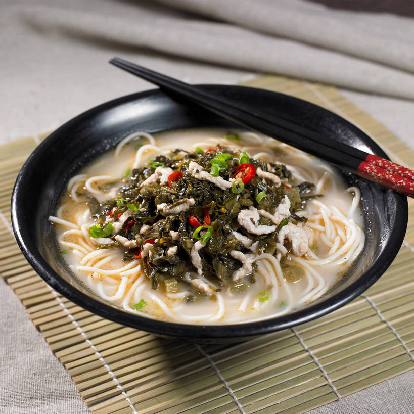 面食,面条,无人,横图,俯视,室内,特写,白天,烹饪,中餐,餐桌,桌子,辣椒,一堆,许多,堆叠,堆积,竹制,布料,陶瓷,面,肉,料理,食品,陶瓷制品,很多,布纹,猪肉,雪菜肉丝面,雪菜,菜肴,美食,肉类,桌布,食物,一个,黑色,餐巾,容器,垫子,台布,碗,中式,佳肴,单个,餐台,中华料理,储藏,堆,竹制品,储存,肉食,辣角,红海椒,大椒,辣虎,广椒,豚肉,雪里红,辣子,红辣椒,海椒,番椒,餐桌布,彩图,高角度拍摄,雪里蕻,贮存,shjb1