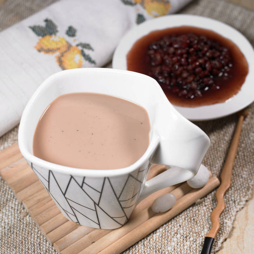 无人,横图,俯视,室内,特写,白天,爱情,石头,餐桌,桌子,杯子,餐具,玻璃,阴影,竹制,装饰,反射,布料,碟子,盘,石子,影子,陶瓷,红豆,奶茶,红豆沙,相思豆,陶瓷制品,饮品,一杯,布纹,玻璃制品,桌布,饮料,三个,一个,盘子,餐巾,马克杯,水杯,垫子,碟,台布,鹅卵石,搅拌棒,冬青,单个,餐台,华丽,修饰,点缀,竹制品,可口,按摩石,豆沙,相思,衬托,美观,雅致,雅观,适口,石块,搅棒,餐桌布,彩图,高角度拍摄,豆蓉,红豆泥,shjb1,红豆奶茶