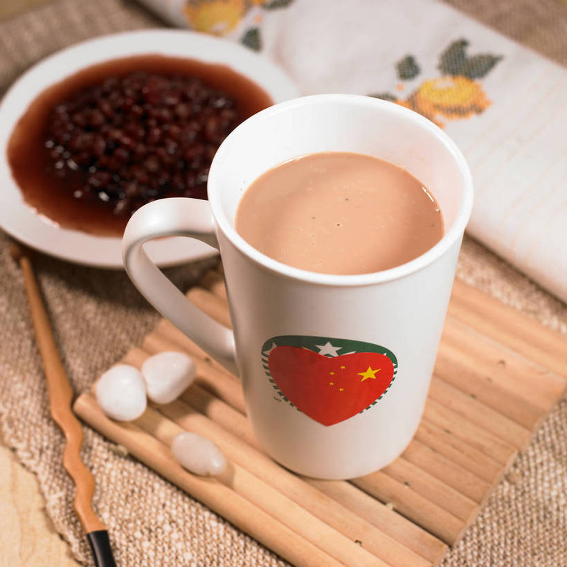 无人,横图,俯视,室内,特写,白天,爱情,石头,餐桌,桌子,杯子,餐具,旗帜,国旗,玻璃,阴影,竹制,装饰,反射,布料,碟子,盘,石子,影子,陶瓷,红豆,奶茶,红豆沙,相思豆,陶瓷制品,饮品,一杯,布纹,五星红旗,玻璃制品,桌布,饮料,三个,一个,盘子,餐巾,马克杯,水杯,垫子,碟,台布,鹅卵石,搅拌棒,遮,遮掩,冬青,单个,餐台,华丽,修饰,点缀,掩盖,竹制品,遮挡,可口,按摩石,中国国旗,豆沙,遮盖,相思,衬托,美观,雅致,雅观,掩饰,适口,旗,石块,搅棒,餐桌布,彩图,高角度拍摄,红地五星旗,中华人民共和国国旗,豆蓉,红豆泥,shjb1,红豆奶茶