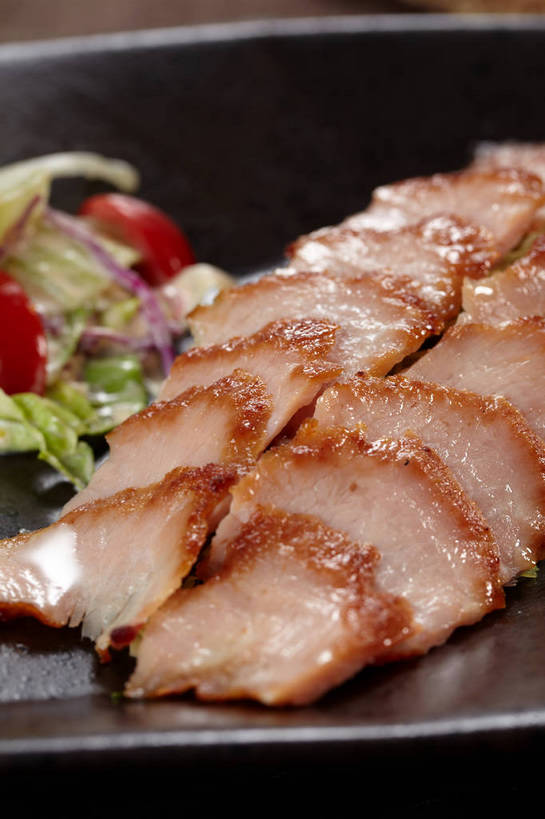 无人,竖图,俯视,室内,特写,白天,烹饪,中餐,石头,餐桌,桌子,蔬菜,西红柿,小番茄,洋葱,椰菜,卷心菜,餐具,许多,阴影,新鲜,反射,木制,碟子,盘,石子,影子,陶瓷,肉,蔬菜沙拉,沙拉,料理,食品,陶瓷制品,很多,色拉,猪肉,沙律,菜肴,美食,肉类,食物,一个,红色,盘子,木制品,碟,中式,鹅卵石,甘蓝,佳肴,有机食品,绿色食品,单个,餐台,中华料理,玉葱,肉食,按摩石,猪颈肉,豚肉,小西红柿,樱桃小番茄,珍珠小番茄,甘蓝菜,荷兰葱,石块,圆葱,樱桃番茄,洋葱头,圣女果,球葱,结球甘蓝,甘兰,番茄,葱头,包心菜,彩图,高角度拍摄,圆白菜,shjb1,炭烧猪颈肉,槽头肉