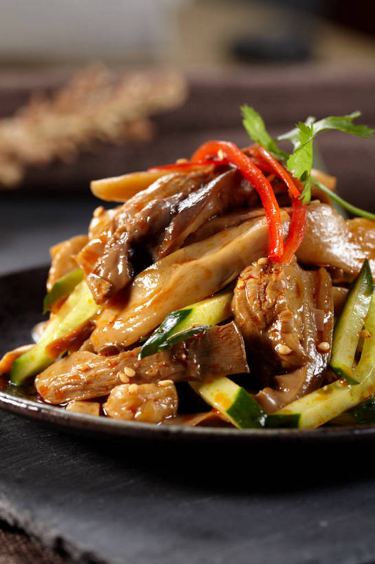 内脏,无人,竖图,俯视,室内,特写,白天,烹饪,中餐,餐桌,桌子,黄瓜,辣椒,蔬菜,餐具,叶子,一堆,许多,阴影,堆叠,堆积,朦胧,模糊,新鲜,反射,布料,碟子,盘,影子,陶瓷,肉,料理,食品,绿叶,陶瓷制品,很多,布纹,猪肉,冷盘,猪肚,菜肴,美食,肉类,桌布,食物,一个,红色,盘子,餐巾,碟,台布,中式,嫩叶,冷菜,凉菜,佳肴,有机食品,绿色食品,单个,餐台,中华料理,堆,肉食,彩椒,辣角,红海椒,大椒,辣虎,广椒,豚肉,肚子,叶,叶片,甜椒,柿子椒,青瓜,辣子,胡瓜,海椒,番椒,灯笼椒,餐桌布,彩图,高角度拍摄,shjb1,凉拌猪肚