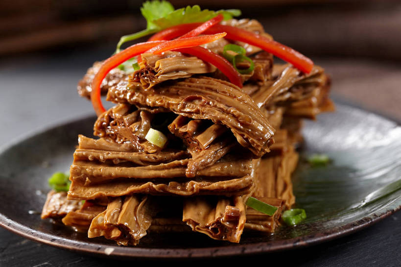 无人,横图,俯视,室内,特写,白天,烹饪,中餐,餐桌,桌子,辣椒,蔬菜,餐具,一堆,许多,阴影,堆叠,堆积,朦胧,模糊,新鲜,反射,布料,碟子,盘,影子,陶瓷,葱,青葱,调料,红烧,酱料,酱汁,佐料,料理,食品,陶瓷制品,调味品,很多,调味料,布纹,豆腐皮,酱,冷盘,菜肴,美食,桌布,食物,盘子,餐巾,碟,台布,中式,冷菜,凉菜,佳肴,有机食品,绿色食品,餐台,中华料理,堆,腐竹,彩椒,辣角,红海椒,大椒,辣虎,广椒,豆腐衣,油皮,甜椒,柿子椒,辣子,海椒,番椒,灯笼椒,餐桌布,彩图,高角度拍摄,凉拌腐竹,shjb1