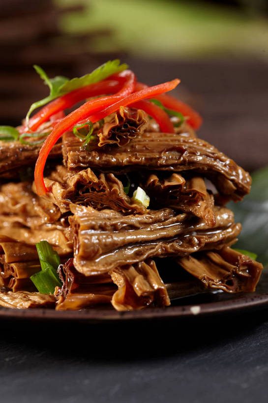 无人,竖图,俯视,室内,特写,白天,烹饪,中餐,餐桌,桌子,辣椒,蔬菜,餐具,一堆,许多,阴影,堆叠,堆积,朦胧,模糊,新鲜,反射,布料,碟子,盘,影子,陶瓷,葱,青葱,调料,红烧,酱料,酱汁,佐料,料理,食品,陶瓷制品,调味品,很多,调味料,布纹,豆腐皮,酱,冷盘,菜肴,美食,桌布,食物,盘子,餐巾,碟,台布,中式,冷菜,凉菜,佳肴,有机食品,绿色食品,餐台,中华料理,堆,腐竹,彩椒,辣角,红海椒,大椒,辣虎,广椒,豆腐衣,油皮,甜椒,柿子椒,辣子,海椒,番椒,灯笼椒,餐桌布,彩图,高角度拍摄,凉拌腐竹,shjb1