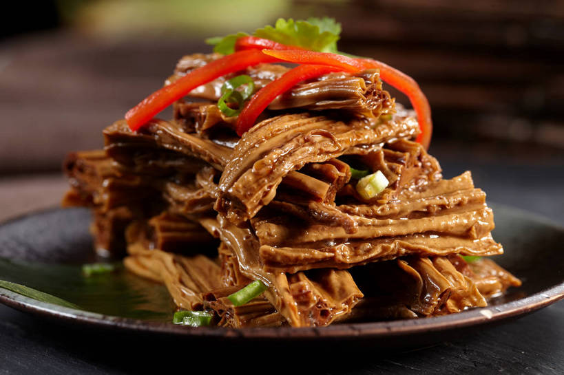 无人,横图,俯视,室内,特写,白天,烹饪,中餐,餐桌,桌子,辣椒,蔬菜,餐具,一堆,许多,阴影,堆叠,堆积,朦胧,模糊,新鲜,反射,布料,碟子,盘,影子,陶瓷,葱,青葱,调料,红烧,酱料,酱汁,佐料,料理,食品,陶瓷制品,调味品,很多,调味料,布纹,豆腐皮,酱,冷盘,菜肴,美食,桌布,食物,盘子,餐巾,碟,台布,中式,冷菜,凉菜,佳肴,有机食品,绿色食品,餐台,中华料理,堆,腐竹,彩椒,辣角,红海椒,大椒,辣虎,广椒,豆腐衣,油皮,甜椒,柿子椒,辣子,海椒,番椒,灯笼椒,餐桌布,彩图,高角度拍摄,凉拌腐竹,shjb1