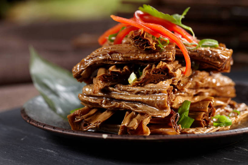 无人,横图,俯视,室内,特写,白天,烹饪,中餐,餐桌,桌子,辣椒,蔬菜,餐具,叶子,一堆,许多,阴影,堆叠,堆积,朦胧,模糊,新鲜,反射,布料,碟子,盘,影子,陶瓷,葱,青葱,调料,红烧,酱料,酱汁,佐料,料理,食品,绿叶,陶瓷制品,调味品,很多,调味料,布纹,豆腐皮,酱,冷盘,菜肴,美食,桌布,食物,盘子,餐巾,碟,台布,中式,嫩叶,冷菜,凉菜,佳肴,有机食品,绿色食品,餐台,中华料理,堆,腐竹,彩椒,辣角,红海椒,大椒,辣虎,广椒,豆腐衣,油皮,叶,叶片,甜椒,柿子椒,辣子,海椒,番椒,灯笼椒,餐桌布,彩图,高角度拍摄,凉拌腐竹,shjb1