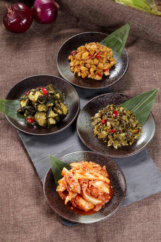 泡菜,无人,竖图,俯视,室内,特写,白天,烹饪,中餐,餐桌,桌子,萝卜,黄瓜,蔬菜,洋葱,餐具,叶子,一堆,许多,阴影,堆叠,堆积,新鲜,反射,碟子,盘,影子,陶瓷,大白菜,调料,酱料,酱汁,佐料,料理,食品,绿叶,陶瓷制品,调味品,很多,韩式,调味料,白菜,酱,辣酱,雪菜,菜肴,美食,食物,腌制,盘子,碟,四个,中式,嫩叶,佳肴,有机食品,绿色食品,餐台,中华料理,堆,辣椒酱,玉葱,韩国料理,萝卜干,韩国菜,韩式料理,酸黄瓜,腌渍,韩国泡菜,结球白菜,雪里红,胶菜,荷兰葱,叶,叶片,圆葱,洋葱头,球葱,青瓜,莱菔,胡瓜,葱头,彩图,高角度拍摄,清脆,爽口,雪里蕻,黄芽白,shjb1