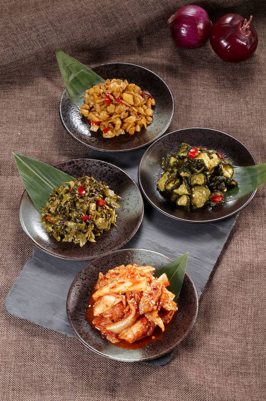 泡菜,无人,竖图,俯视,室内,特写,白天,烹饪,中餐,餐桌,桌子,萝卜,黄瓜,蔬菜,洋葱,餐具,叶子,一堆,许多,阴影,堆叠,堆积,新鲜,反射,碟子,盘,影子,陶瓷,大白菜,调料,酱料,酱汁,佐料,料理,食品,绿叶,陶瓷制品,调味品,很多,韩式,调味料,白菜,酱,辣酱,雪菜,菜肴,美食,食物,腌制,盘子,碟,四个,中式,嫩叶,佳肴,有机食品,绿色食品,餐台,中华料理,堆,辣椒酱,玉葱,韩国料理,萝卜干,韩国菜,韩式料理,酸黄瓜,腌渍,韩国泡菜,结球白菜,雪里红,胶菜,荷兰葱,叶,叶片,圆葱,洋葱头,球葱,青瓜,莱菔,胡瓜,葱头,彩图,高角度拍摄,清脆,爽口,雪里蕻,黄芽白,shjb1