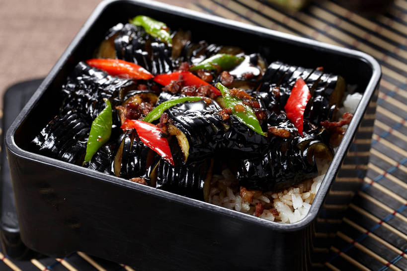 米饭,无人,横图,俯视,室内,特写,白天,烹饪,中餐,餐桌,桌子,茄子,蔬菜,一把,一堆,许多,堆叠,堆积,竹制,新鲜,木制,勺子,陶瓷,肉,料理,食品,陶瓷制品,饭,很多,肉糜,肉末,菜肴,美食,肉类,食物,木制品,容器,垫子,调羹,汤匙,碗,中式,佳肴,有机食品,绿色食品,餐台,中华料理,储藏,堆,五谷,竹制品,储存,肉食,盖浇饭,落苏,酪酥,昆仑瓜,矮瓜,彩图,高角度拍摄,贮存,shjb1,肉末烧茄子盖饭