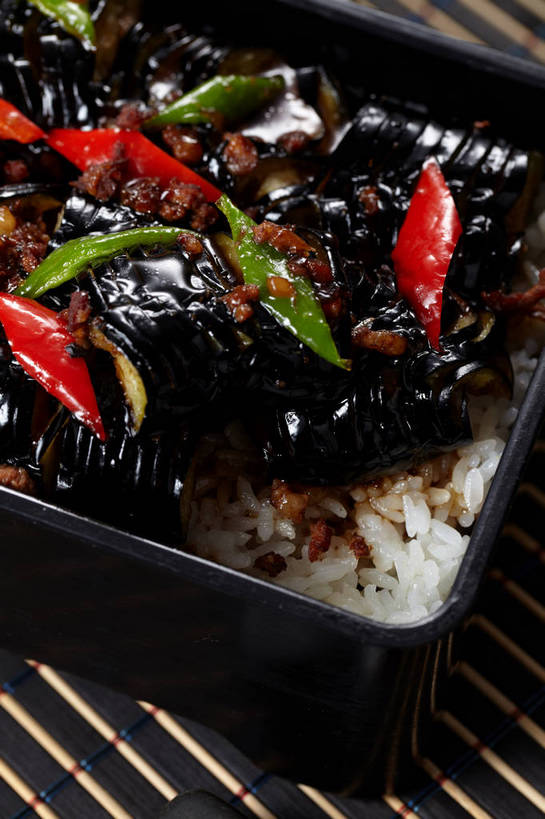 米饭,无人,竖图,俯视,室内,特写,白天,烹饪,中餐,餐桌,桌子,茄子,蔬菜,一把,一堆,许多,堆叠,堆积,竹制,新鲜,木制,勺子,陶瓷,肉,料理,食品,陶瓷制品,饭,很多,肉糜,肉末,菜肴,美食,肉类,食物,木制品,容器,垫子,调羹,汤匙,碗,中式,佳肴,有机食品,绿色食品,餐台,中华料理,储藏,堆,五谷,竹制品,储存,肉食,盖浇饭,落苏,酪酥,昆仑瓜,矮瓜,彩图,高角度拍摄,贮存,shjb1,肉末烧茄子盖饭