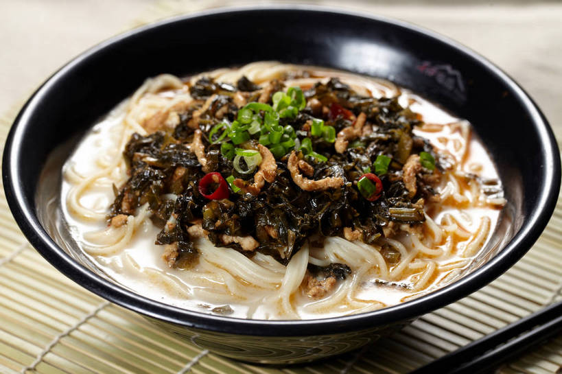 面食,面条,无人,横图,俯视,室内,特写,白天,烹饪,中餐,餐桌,筷子,桌子,餐具,一堆,一双,许多,阴影,堆叠,堆积,竹制,反射,布料,影子,陶瓷,葱,青葱,调味,面,肉,香料,佐料,料理,食品,陶瓷制品,很多,布纹,文化,传统,猪肉,雪菜肉丝面,雪菜,菜肴,美食,肉类,桌布,食物,一个,餐巾,容器,垫子,台布,碗,中式,佳肴,单个,餐台,中华料理,储藏,堆,礼节,配料,竹制品,储存,礼仪,肉食,豚肉,作料,雪里红,进餐用具,餐桌布,彩图,高角度拍摄,雪里蕻,贮存,shjb1