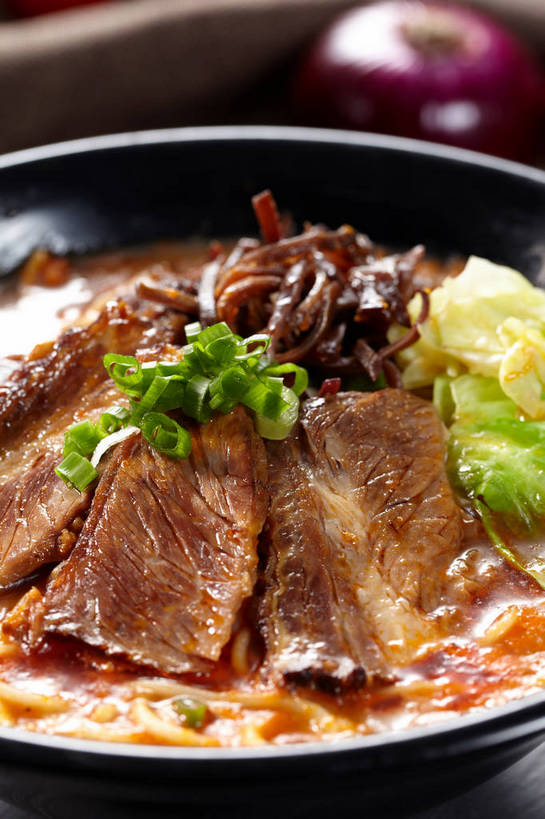 面食,面条,无人,竖图,俯视,室内,特写,白天,烹饪,中餐,餐桌,桌子,蔬菜,洋葱,椰菜,卷心菜,一堆,许多,堆叠,堆积,朦胧,模糊,新鲜,陶瓷,葱,青葱,海带,面,肉,牛肉,料理,食品,陶瓷制品,很多,菜肴,美食,肉类,食物,一个,容器,碗,中式,甘蓝,佳肴,牛肉面,有机食品,绿色食品,单个,餐台,中华料理,储藏,堆,储存,玉葱,肉食,江白菜,甘蓝菜,荷兰葱,圆葱,洋葱头,球葱,结球甘蓝,甘兰,葱头,包心菜,彩图,高角度拍摄,红洋葱,圆白菜,贮存,牛肉拉面,shjb1