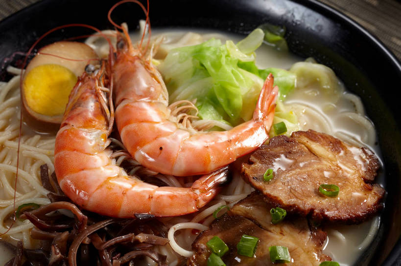 海鲜,面食,面条,无人,横图,俯视,室内,特写,白天,烹饪,中餐,餐桌,桌子,一堆,许多,切开,堆叠,堆积,朦胧,模糊,布料,陶瓷,蛋,鸡蛋,面,肉,虾,料理,食品,陶瓷制品,半个,很多,布纹,叉烧,拉面,卤蛋,水产,猪肉,菜肴,美食,肉类,海洋生物,桌布,食物,一个,餐巾,容器,台布,碗,切,一半,中式,佳肴,对虾,单个,餐台,中华料理,储藏,堆,储存,水生动物,海产品,水生物,剖面,肉食,海底动物,切面,豚肉,卵,餐桌布,彩图,高角度拍摄,鸡卵,鸡子,贮存,海鲜拉面,shjb1