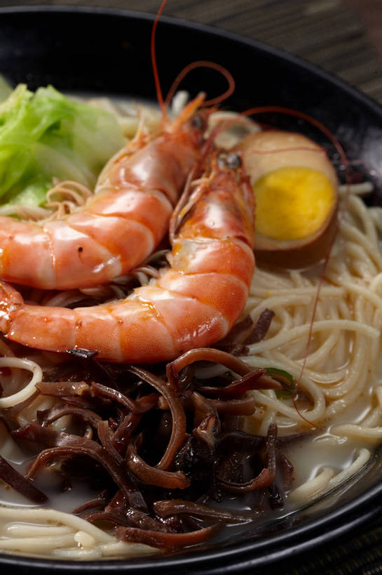 海鲜,面食,面条,无人,竖图,俯视,室内,特写,白天,烹饪,中餐,餐桌,桌子,一堆,许多,切开,堆叠,堆积,朦胧,模糊,布料,陶瓷,蛋,鸡蛋,面,肉,虾,料理,食品,陶瓷制品,半个,很多,布纹,叉烧,拉面,卤蛋,水产,猪肉,菜肴,美食,肉类,海洋生物,桌布,食物,一个,餐巾,容器,台布,碗,切,一半,中式,佳肴,对虾,单个,餐台,中华料理,储藏,堆,储存,水生动物,海产品,水生物,剖面,肉食,海底动物,切面,豚肉,卵,餐桌布,彩图,高角度拍摄,鸡卵,鸡子,贮存,海鲜拉面,shjb1